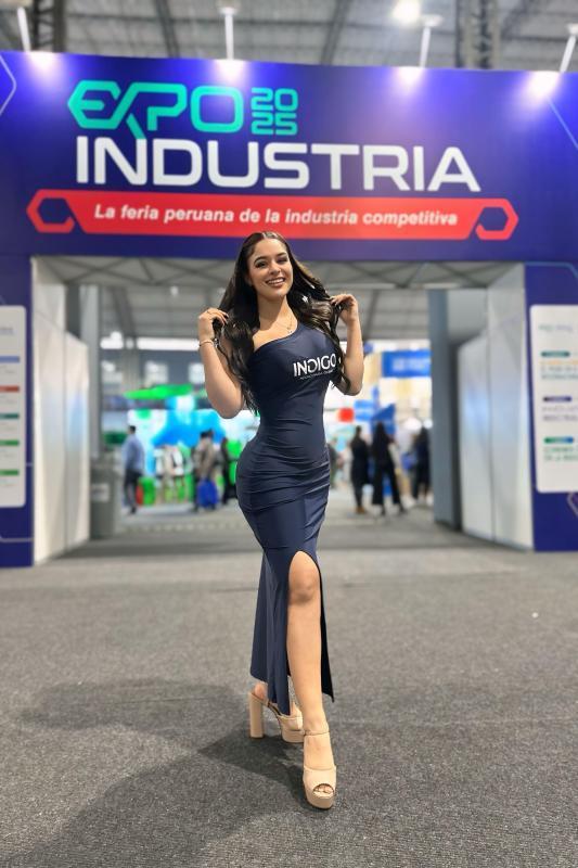 Miss Costa Rica, modelo para fotografía de ropa en Gamarra - segunda foto